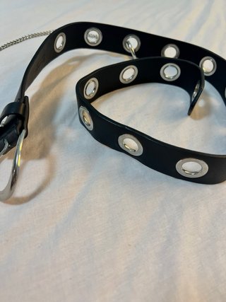 Cinturón negro con cadena plateada