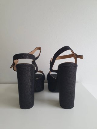 Sandalias negras brillantes con plataforma