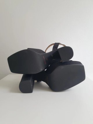 Sandalias negras brillantes con plataforma