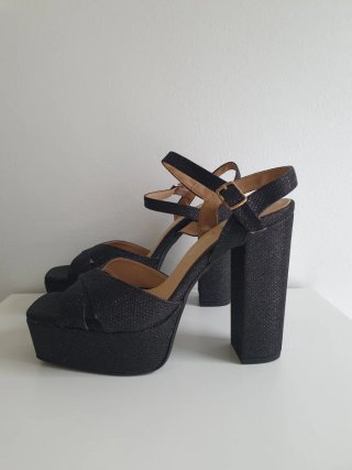 Sandalias negras brillantes con plataforma