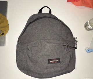 Mochila Eastpak Gris Oscuro Seminueva