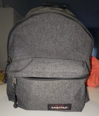 Mochila Eastpak Gris Oscuro Seminueva