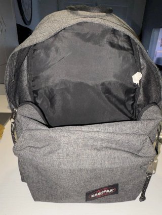 Mochila Eastpak Gris Oscuro Seminueva