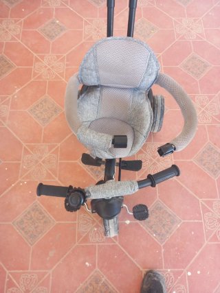 Triciclo infantil con sombrilla