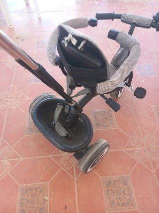 Triciclo infantil con sombrilla
