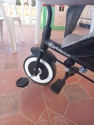 Triciclo infantil con sombrilla