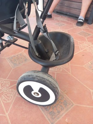 Triciclo infantil con sombrilla
