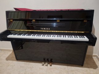 Piano de pared Yamaha negro