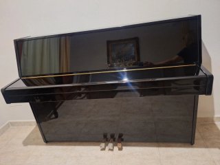 Piano de pared Yamaha negro