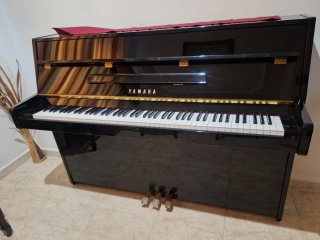 Piano de pared Yamaha negro