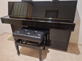 Piano de pared Yamaha negro