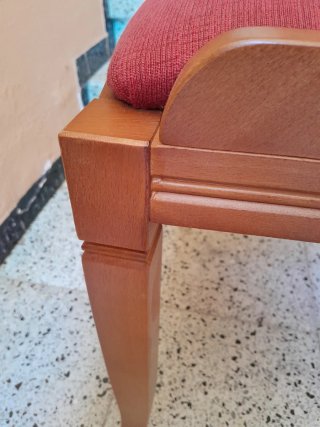 Cadires de fusta amb seient de roba encoixinat