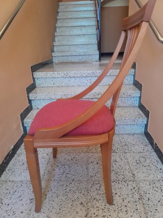 Cadires de fusta amb seient de roba encoixinat