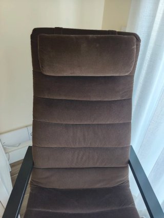 Sillón IKEA POÄNG con reposapiés marrón
