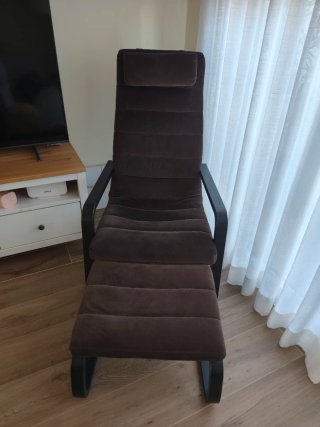 Sillón IKEA POÄNG con reposapiés marrón