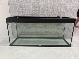 Pecera200Lde cristal negra Con el motor y flitos