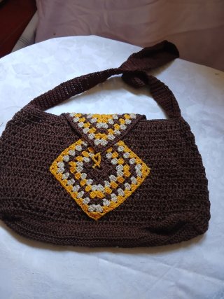 Borsa uncinetto marrone con decorazione