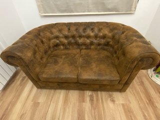 Sofá Chesterfield de piel 2 plazas