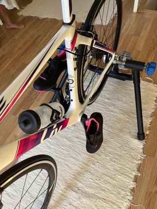 Bicicleta de carretera blanca y rosa