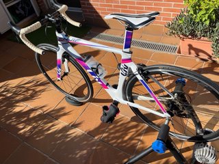 Bicicleta de carretera blanca y rosa