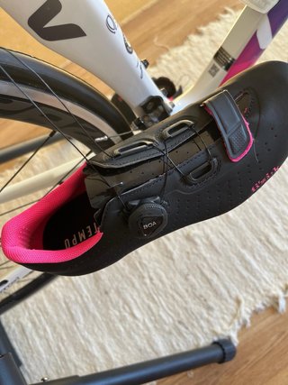 Bicicleta de carretera blanca y rosa