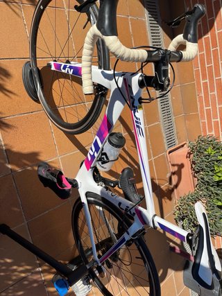 Bicicleta de carretera blanca y rosa