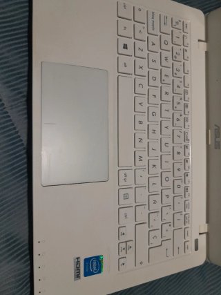 Netbook ASUS Blanco, le falta el cargador