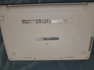 Netbook ASUS Blanco, le falta el cargador