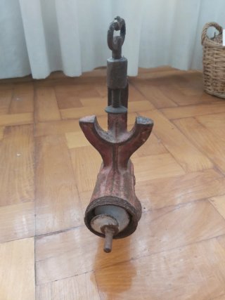 Picadora de carne antigua