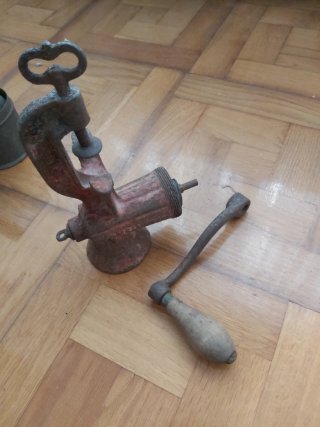 Picadora de carne antigua