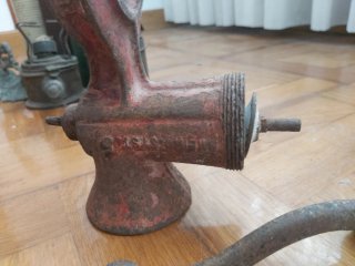 Picadora de carne antigua