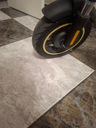 Patinete Eléctrico Amarillo y Negro