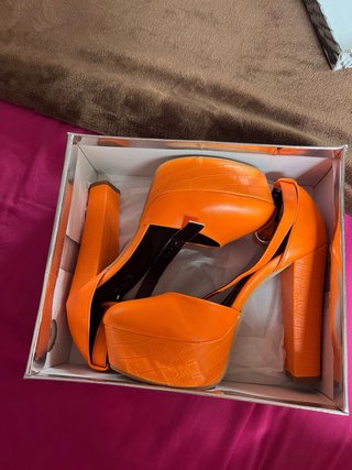 Sandalias naranjas tacón ancho talla 36. Poco uso!