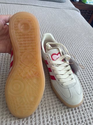 Adidas Beige y Rojo con Corazón