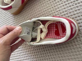 Adidas Beige y Rojo con Corazón