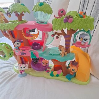 CASA DEL ARBOL CON MASCOTAS LITLE PET SHOP