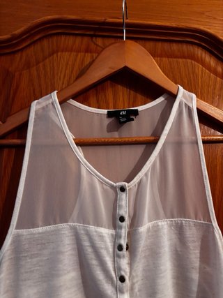 Camiseta H&M beige con transparencias