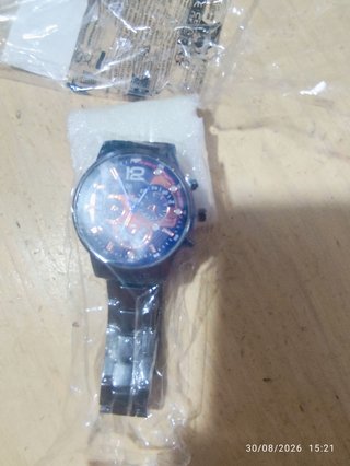 Reloj de pulsera negro y naranja