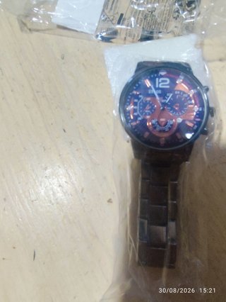 Reloj de pulsera negro y naranja