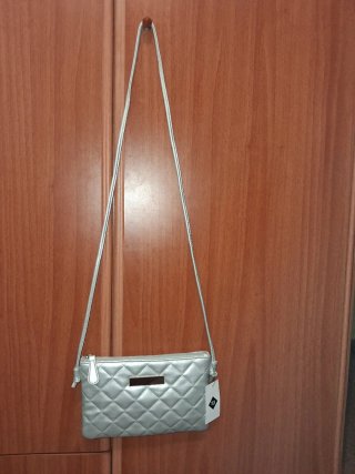 Bolso plateado acolchado