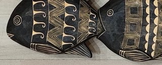Trío de peces decorativos de madera