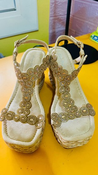 Sandalias cuña beige y doradas