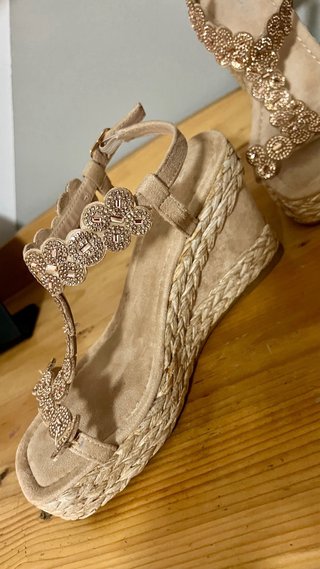 Sandalias cuña beige y doradas