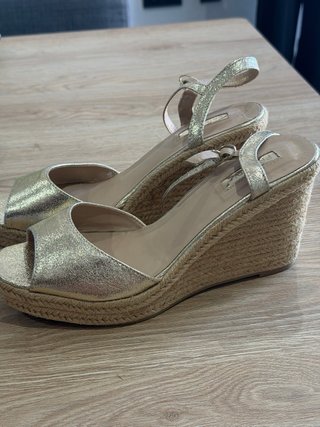 Sandalias cuña doradas