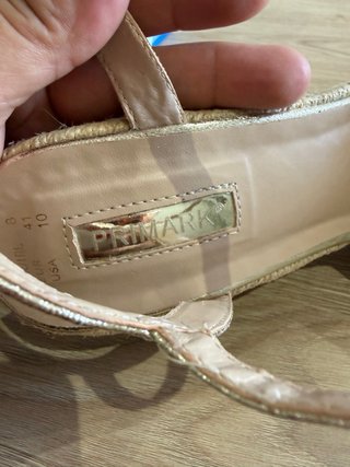 Sandalias cuña doradas