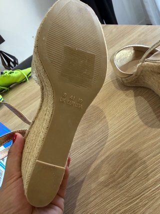 Sandalias cuña doradas