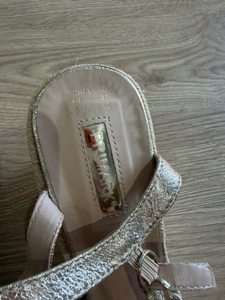 Sandalias cuña doradas