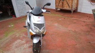 Scooter Aprilia gris