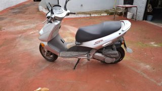 Scooter Aprilia gris