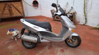 Scooter Aprilia gris